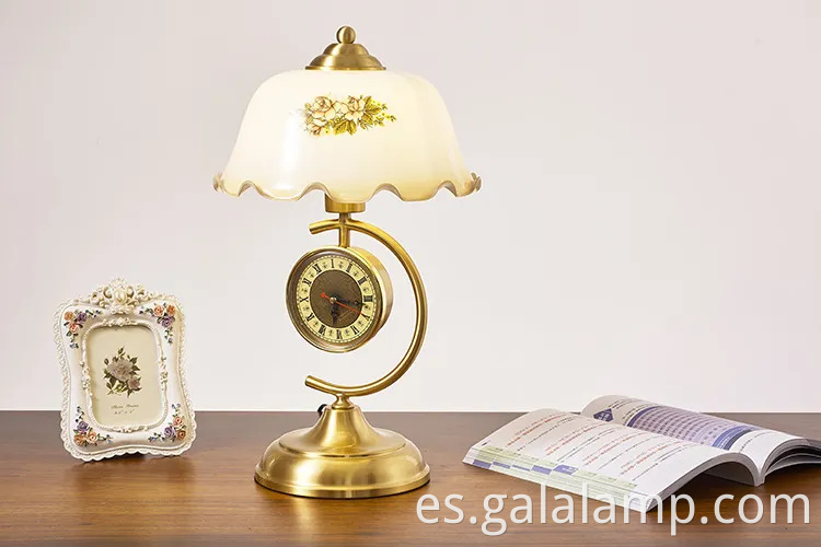 Retro elegante Europa Sala de estudio Display Lighting Shade Flower Metal Desk Lámpara de mesa de escritorio